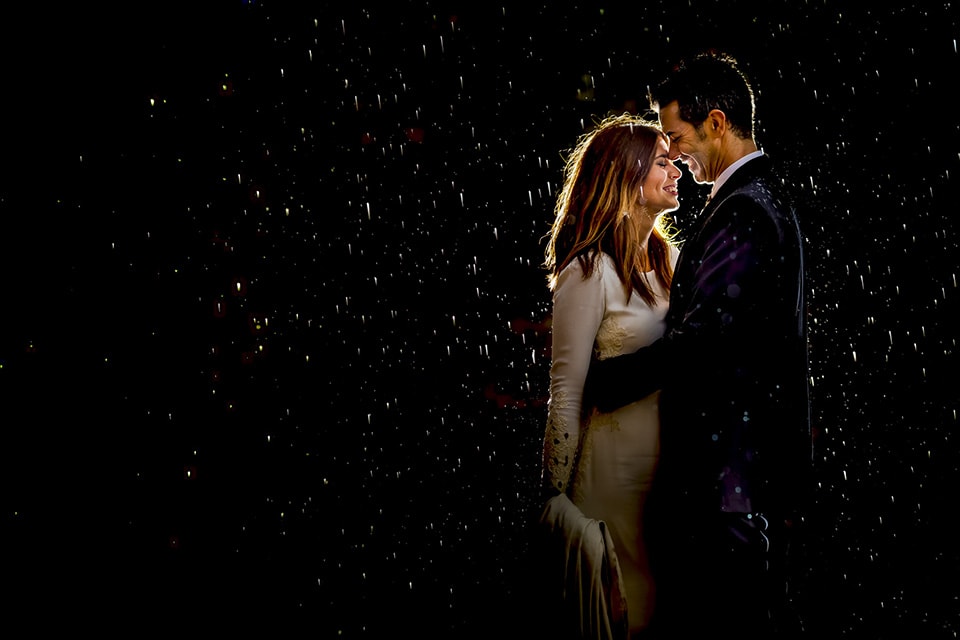 Boda postboda lluvia lloviendo mojados novios pareja fotografo